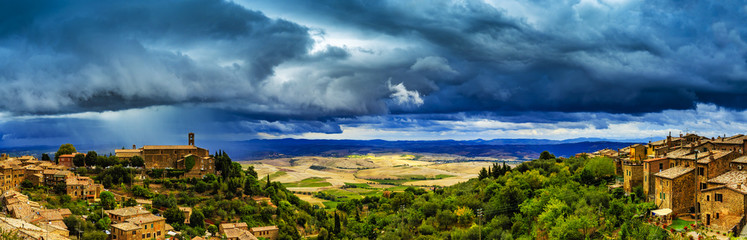 Montalcino, stary historyczny średniowieczny miasteczko, Włochy. Toskański krajobraz w tle - panorama