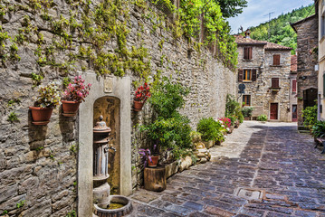 WŁOSKA ULICZKA W MAŁYM PROWINCJONALNYM MIEŚCIE TUSCAN