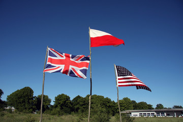 Trzy flagi na masztach