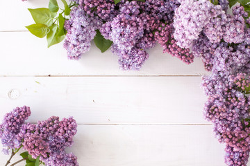 tło- bukiet kwiatów bzu lerzący na deskach, tabliczka z napisem i napis love