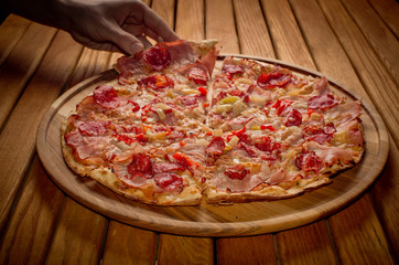 Wysoki kąt widzenia świeżo pieczonej pizzy na drewnianym stole