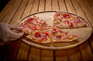 Wysoki kąt widzenia świeżo pieczonej pizzy na drewnianym stole