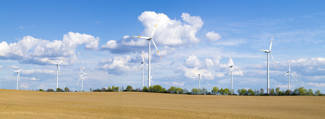 Wiatraki,elektrownia wiatrowa w pogodny dzień