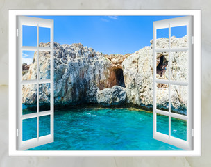 Widok na ocean z okna na wyspie słoneczny letni dzień