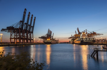 Containerhafen Hamburg w zachodzie słońca