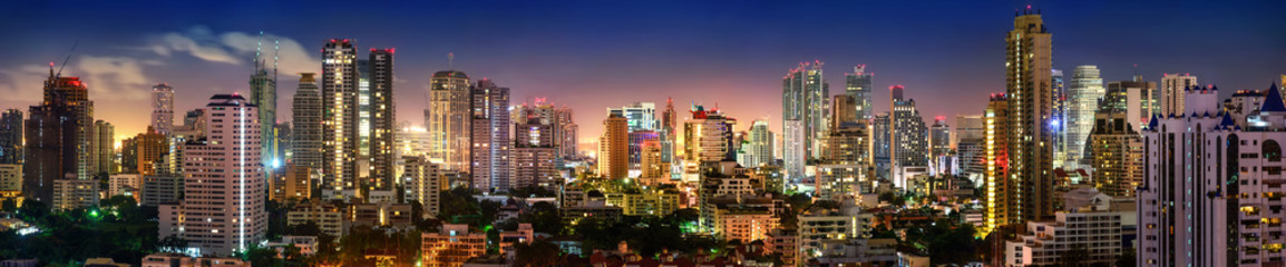 Panorama Bangkok linia horyzontu w nocy