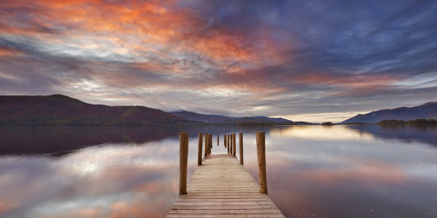 Zalane molo w Derwent Water, Lake District, Anglia