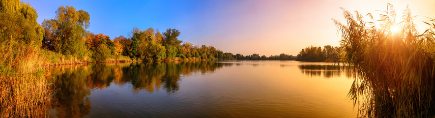 Zmierzch na jeziorze, panorama w złocie i błękicie