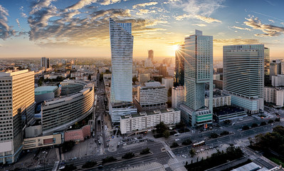 Warszawskie miasto z nowoczesnym wieżowcem o zachodzie słońca, Polska