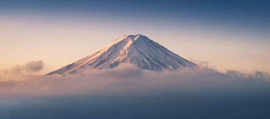 Góra Fuji otoczona chmurami z jasnym niebem od jeziornego Kawaguchi, Yamanashi, Japonia