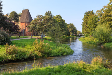 Rzeka Słupia przepływająca obok starego miasta w Słupsku. Po lewej baszta czarownic będąca częścią XV wiecznych murów miejskich