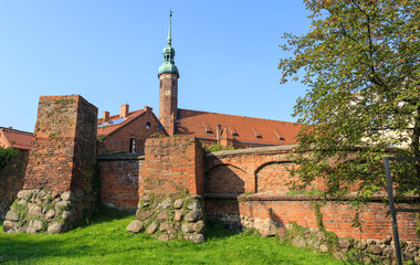Słupsk - fragment średniowiecznych murów obronnych oraz wieża kościoła św. Jacka z XV wieku