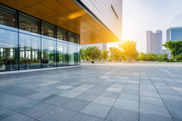 nowoczesny budynek i pusty chodnik, Chiny.