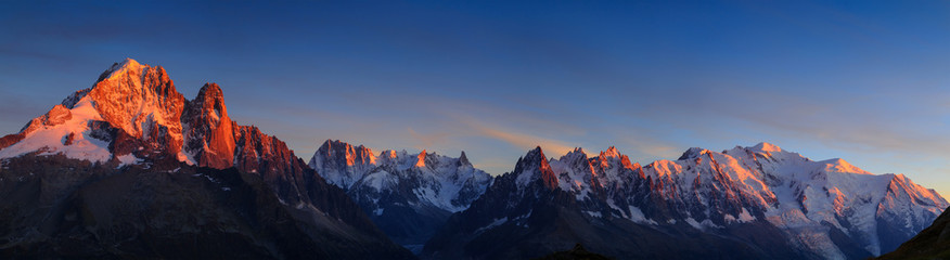 Panorama Alp w pobliżu Chamonix, z Aiguille Verte, Les Drus, Auguille du Midi i Mont Blanc, podczas zachodu słońca.