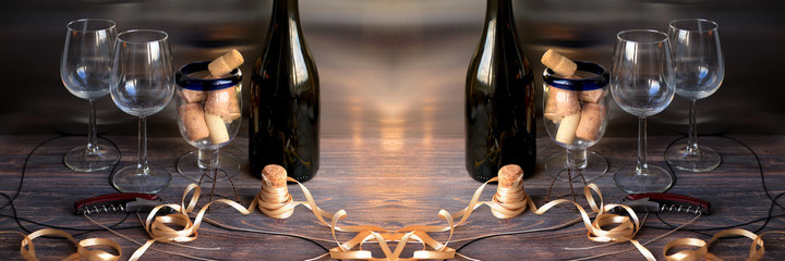 Pojęcie wakacji, uroczystości i picia wina. Kawałek wnętrza baru z butelkami wina, śrubami, kieliszkami do wina i korkiem do wina. Szeroka panorama.