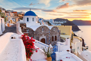 Widok Oia wioska na Santorini wyspie w Grecja.