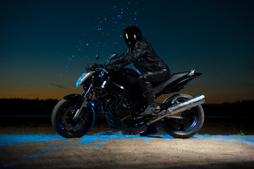 Motorbiker w hełma obsiadaniu na rowerze