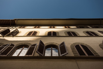 Okiennice włochy uliczki przedmieścia