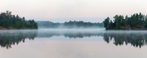 Panorama porannego jeziora