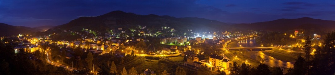Górskie miasto nocą