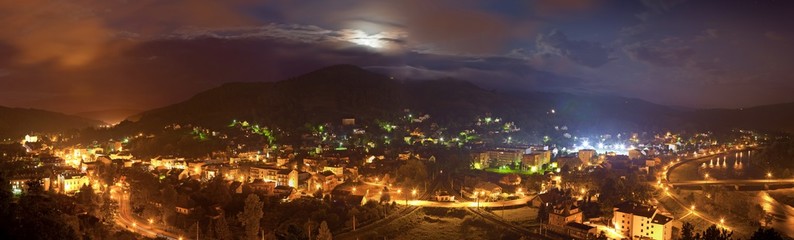 Górskie miasto nocą