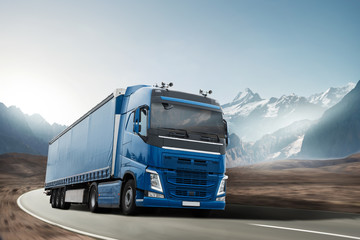 Ciężarówka jedzie przez górski krajobraz