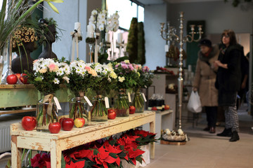 Wnętrze kwiaciarni, klienci, sprzedaż.