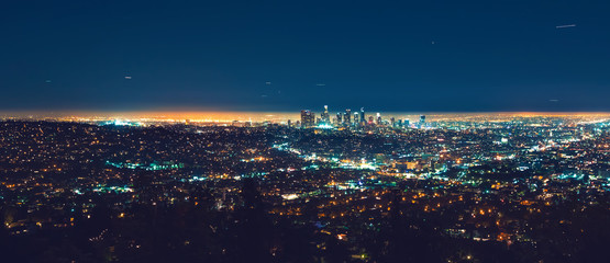 Panoramiczny pejzaż Los Angeles w nocy