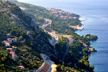 Chorwacja - droga nad brzegiem w okolicach miasta Omiś