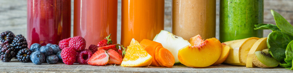 Wybór kolorowych koktajli na rustykalnym tle drewna