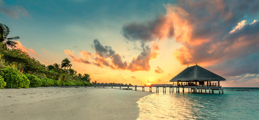 Panorama mała wyspa kurort w Maldives, ocean indyjski