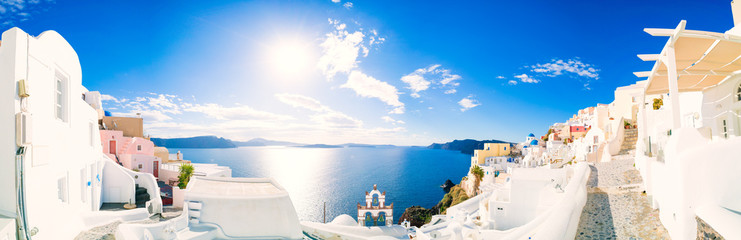 Panorama Oia wioska z kolorowymi domami, widok Oia miasteczko, Santorini wyspa, Grecja