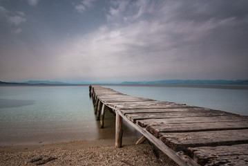 stary drewniany pomost nad morzem