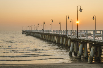molo w gdyni orłowie w polsce rankiem zimową porą po wschodzie słońca
