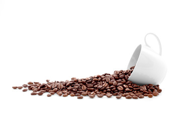 Kawowe fasole w filiżance odizolowywającej na bielu