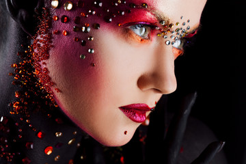 Młoda atrakcyjna dziewczyna w jaskrawym makeup, ciało obraz. Profil