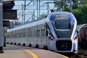 Pociąg pasażerski.