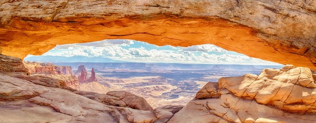 Mesa Arch panorama o wschodzie słońca, Canyonlands National Park, Utah, USA