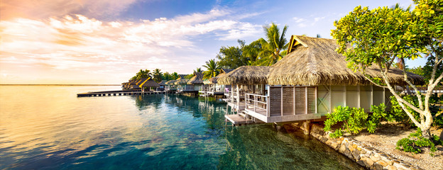 Zachód słońca na samotnej wyspie na Pacyfiku