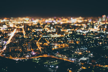 oświetlone miasto nocą