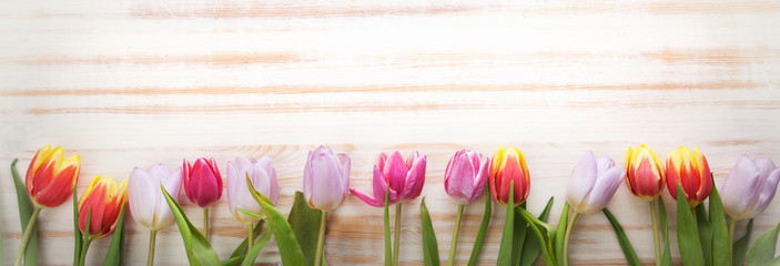 bukiet tulipanów wiosennych kwiatów na starej desce na święta wielkanocne