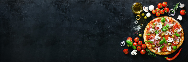 Karmowi składniki i pikantność dla gotować pieczarki, pomidory, ser, cebuli, oleju, pieprzu, soli, basilu, oliwki i wyśmienicie włoskiej pizzy na czerń betonu tle. Copyspace. Widok z góry. Transparent.