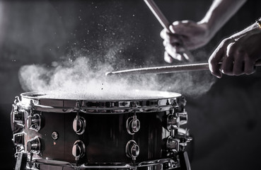 mężczyzna gra na instrumencie perkusyjnym z kijami, koncepcję muzyczną, piękne oświetlenie na scenie