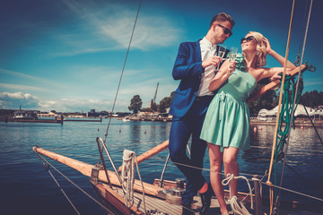 Stylowa zamożna para na luksusowym jachcie