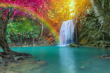 Wodospad w głębokim lesie w parku narodowym wodospadu Erawan,