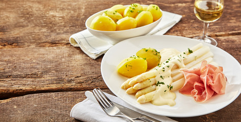 Talerz szynki z białymi szparagami