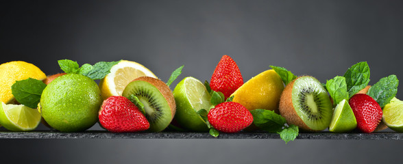 Dojrzałe soczyste owoce i mięta pieprzowa z kroplami wody