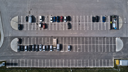 Parking przed sklepem. Widok z lotu ptaka