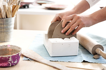  Ceramika artystyczna. Kobieta wylepia formę gliną . 