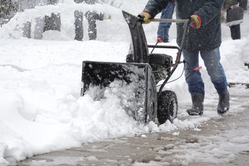 Mechaniczne odśnieżanie chodnika 